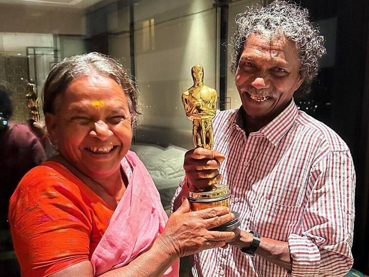 The Elephant Whisperers Bomman and Belli pose with the Oscar photo goes viral The Elephant Whisperers: ஆஸ்கர் விருதுடன் யானைக் காப்பாளர்கள் பொம்மன் - பெள்ளி தம்பதி... புகைப்படம் பகிர்ந்த இயக்குநர்!