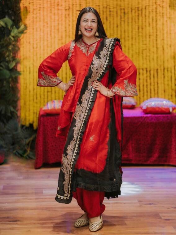 ननद रिया की मेहंदी में दिव्यांका त्रिपाठी ने मचाया धमाल