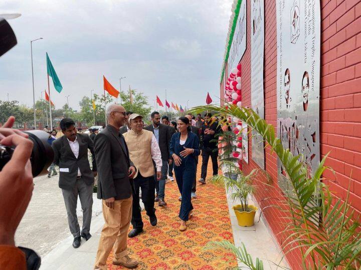 राणीने तिच्या सोशल मीडिया हँडलवर फोटो शेअर करत ही माहिती दिली आहे. या फोटोंमध्ये ती खेळाडूंशी संवाद साधताना आणि इतर स्टाफ सदस्यांसह स्टेडियमचे उद्घाटन करताना दिसत आहे.