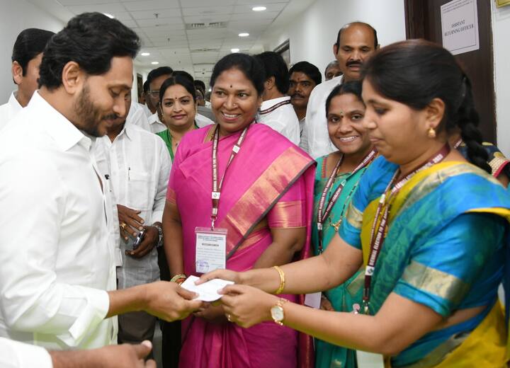 ఓటు హక్కు వినియోగించుకునేందుకు వెళ్లిన ఏపీ సీఎం జగన్ మోహన్ రెడ్డి