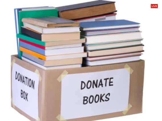 પુસ્તકો - ચૈત્ર નવરાત્રિ દરમિયાન પુસ્તકોનું દાન કરવું પણ શુભ માનવામાં આવે છે. નવરાત્રિ દરમિયાન જે વ્યક્તિ કોઈ નિ:સહાય વ્યક્તિ કે બાળકની શિક્ષણ ક્ષેત્રે મદદ કરે છે, તેના જીવનમાં દુ:ખના વાદળો નથી હોતા અને માતા લક્ષ્મીની સાથે દેવી સરસ્વતી પણ દયાળુ હોય છે.