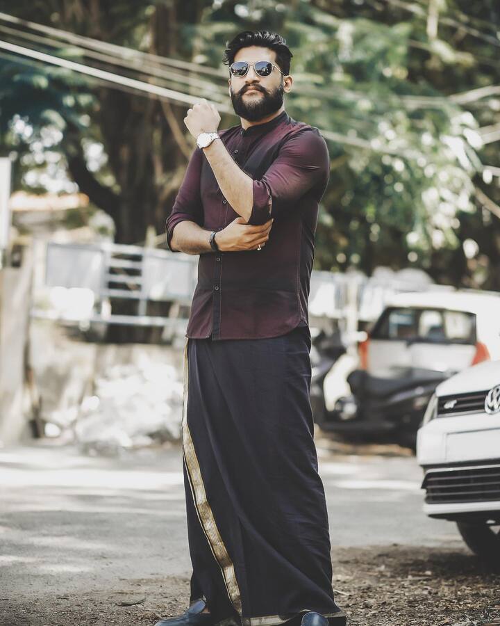 பிரபல பாடகர் கே. ஜே. யேசுதாஸின் மகன், விஜய் யேசுதாஸ். சில படங்களில் இவர் நடித்திருந்தாலும், இவரின் குரலுக்கு பல ரசிகர்கள் உள்ளனர்.