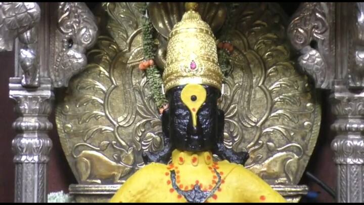 भाविकांच्या हस्ते दरवर्षी ही चंदन उटी पूजा होत असते देवाच्या आणि रुक्मिणी मातेच्या  रोजच्या चंदन उटी पूजेसाठी १ किलो  उगाळलेले चंदनाची आवश्यकता असते यात केशर मिसळण्यात येते .