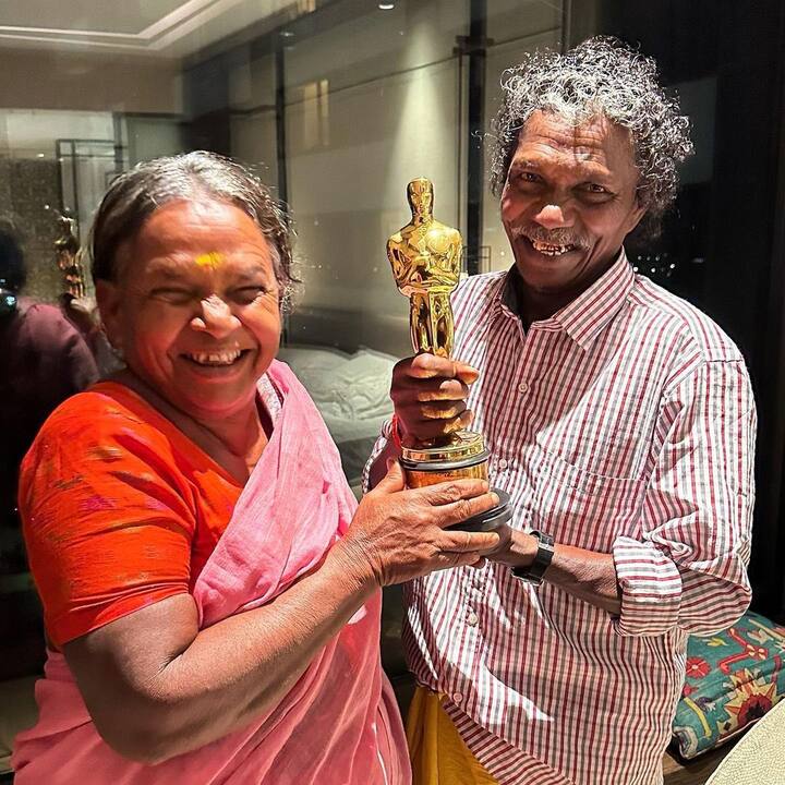 ஆஸ்கர் விருதை கையில் வைத்துக்கொண்டு அழகாக சிரிக்கும் இந்த ஜோடியின் புகைப்படம் சமூக வலைதளங்களில் வைரலாகி வருகிறது