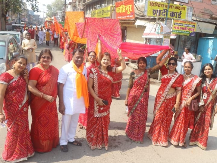 भारतीय नव वर्ष नव संवत्सर 2080 का स्वागत के लिए किशोर सागर बारहद्वारी पर मां चर्मण्यवती को विशाल चुनडी मनोरथ का आयोजन किया गया. आइए तस्वीरों के जरिए इस पूरे आयोजन को देखते हैं. सभी तस्वीरें भेजी हैं दिनेश कश्यप ने.