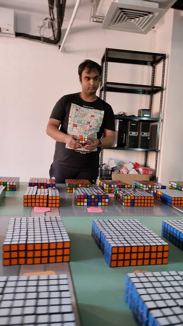 मुंबईतील एका कलाकाराने शिर्डीतील साइतिर्थ या थीम पार्क मध्ये साईंची प्रतिमा तयार केली.