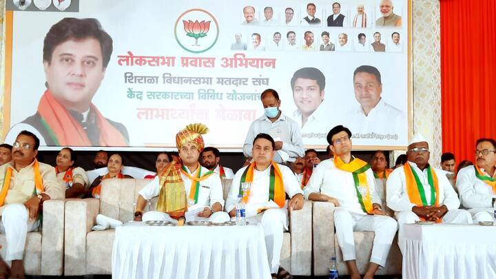 लोकसभा प्रवास अभियानांतर्गत कोल्हापूर दौऱ्यावर असलेल्या ज्योतिरादित्य शिंदे यांनी विविध योजनांच्या लाभार्थ्यांशी संवाद साधला.