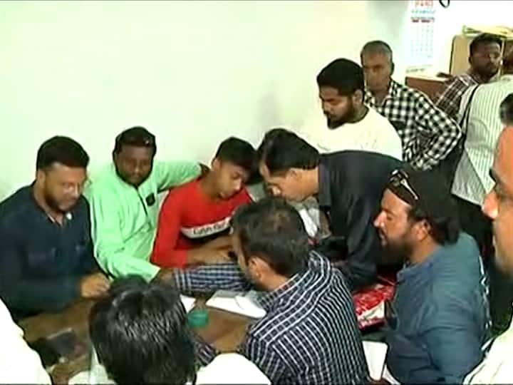 नामांतराच्या निर्णयाविरोधात आक्षेप आणि हरकती नोंदवण्यासाठी 27 मार्चची अंतिम मुदत देण्यात आली आहे. त्यामुळे अर्ज दाखल करण्यासाठी मोठी गर्दी होत आहे.