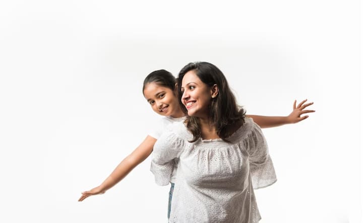 अक्सर पेरेंट्स बच्चों की खामियों की बात करते हैं, जिससे बच्चे का कॉन्फिडेंस कहीं ना कहीं कमजोर होता है. अगर आप बच्चों को स्पेशल फील करवाना चाहते हैं तो उनकी खूबियों की तारीफ करें. इससे उनका कॉन्फिडेंस भी बढ़ेगा और वो लाइफ में और भी अच्छा करने की कोशिश करेंगे.