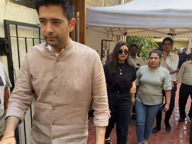 Parineeti Chopra AAP Leader Raghav Chadha Stepped Out For Lunch In Mumbai  See Amid Dating News Photos | In Pics: कल डिनर और आज लंच! Parineeti Chopra  के साथ मुंबई में दिखे