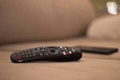 रिमोट नहीं मिल रहा? परेशान ना हों... अपने फोन से इस तरह टीवी कर सकते हैं कंट्रोल