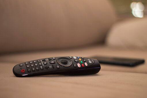 अगर आपका IR सपोर्ट के साथ आता है, लेकिन इसमें कोई एप नहीं है तो आप प्ले स्टोर से Universal TV Remote जैसे किसी ऐप को डाउनलोड कर सकते हैं. इससे आपका काम आसान हो जाएगा.