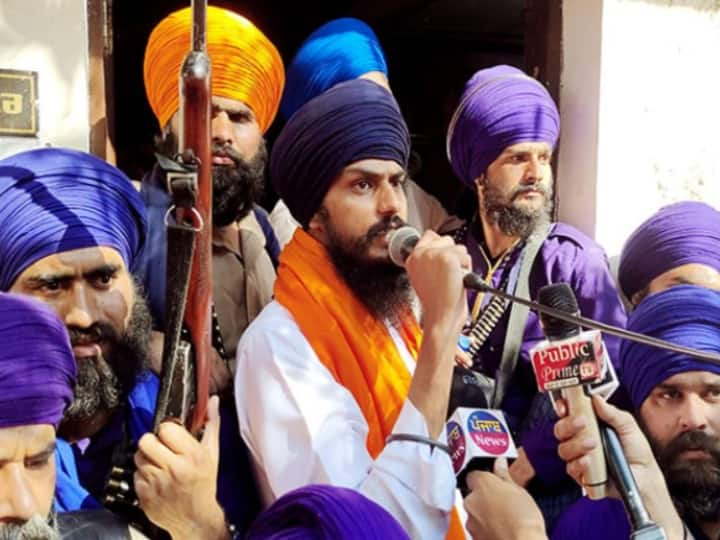 Waris Punjab De Amritpal Singh has left Punjab by dodging the police: Source Amritpal Singh Arrest Operation: पंजाब से बाहर निकल चुका है अमृतपाल सिंह! पंजाब पुलिस की बढ़ सकती हैं मुश्किलें