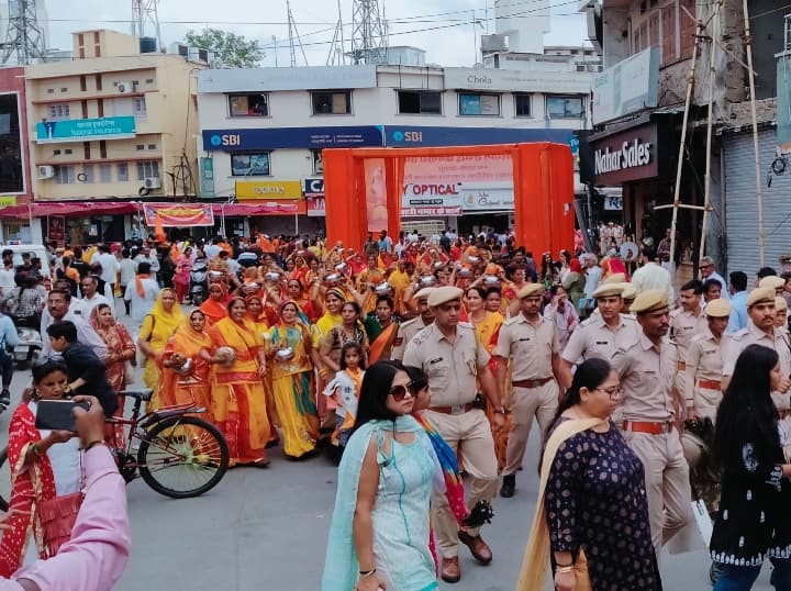 Hindu New Year: सभी तीनों कलश यात्रा का संगम शहर के मुख्य चौराहे देहली गेट पर संगम हुआ. झांकिया भी थी जो अलग-अलग मैसेज देते हुए निकली. शोभायात्रा में कई अखाड़े भी शामिल थे, जिसमें युवाओं ने करतब दिखाए.