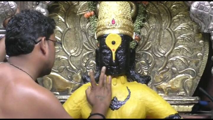 आता तीन महिने तीव्र उन्हाळ्याचा काळ असल्याने विठुरायाला या उष्म्यापासून दिलासा मिळावा यासाठी  शीतल अश्या चंदनाचा लेप संपूर्ण अंगाला लावण्यात येत असतो.