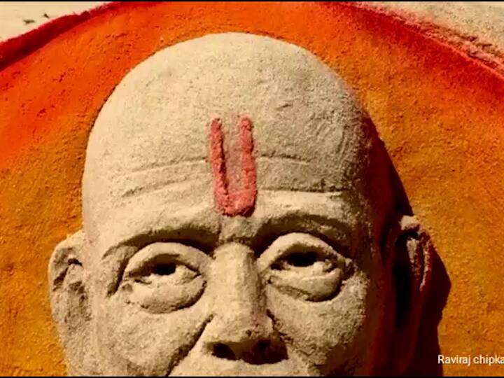 वाळूवर रंगांचा वापर करून हे वाळूशिल्प रविराज चीपकर यांनी सरकारलं आहे.
