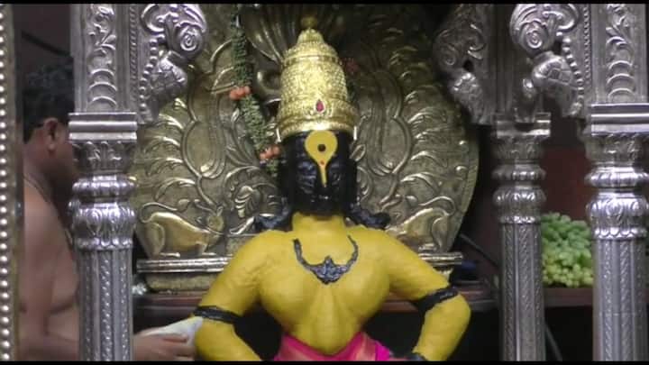 विठुराया आणि रुक्मिणी मातेला  रोज दुपारच्या पोषाखावेळी लावलेली हि चंदन उटी दुसऱ्या दिवशी काकडा आरतीच्यावेळी काढण्यात येते .
