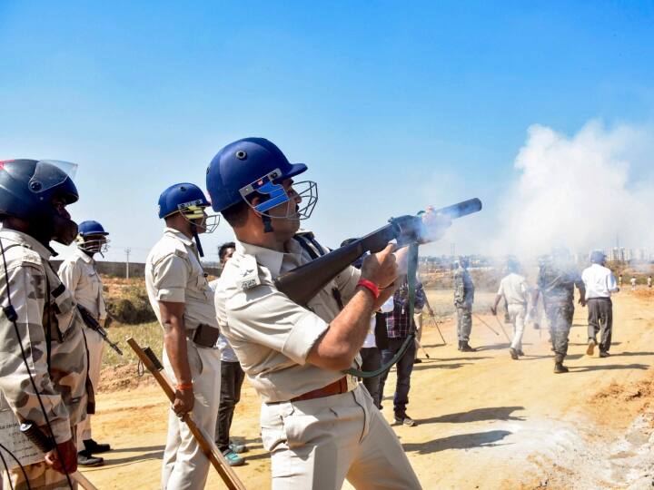 Students going to Jharkhand assembly fight with police on planning policy fired tear gas ANN Jharkhand: झारखंड विधानसभा घेरने जा रहे छात्रों की पुलिस से भिड़ंत, छोड़े गए आंसू गैस के गोले, कई छात्र घायल