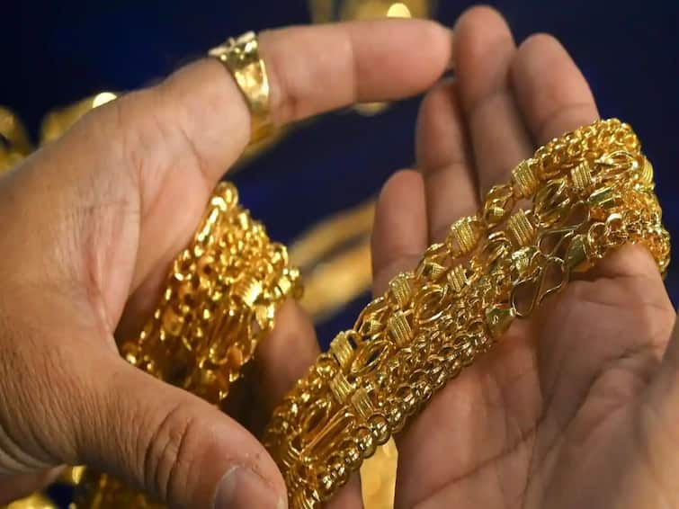 Gold Silver Price  Today march 23rd silver price today in chennai Gold, Silver Price: ஒரே நாளில் தடாலடியாக உயர்ந்த தங்கம்.. விண்ணை தொட்ட வெள்ளி.. இன்றைய விலை நிலவரம் இதுதான்...!