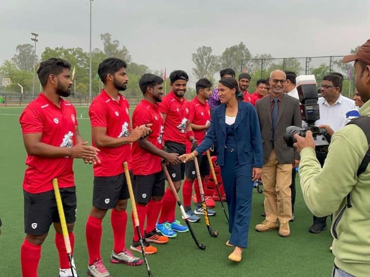 FIH महिला हॉकी प्रो लीग 2021-22 मध्ये बेल्जियमविरुद्ध शेवटचा सामना खेळल्यानंतर राणी संघात परतली होती. 28 वर्षीय राणी टोकियो ऑलिम्पिकपासून दुखापतीचा सामना करत होती आणि त्यानंतर तिला वर्ल्ड कप आणि कॉमनवेल्थ गेम्स 2022 च्या संघातून ही वगळण्यात आले होते.