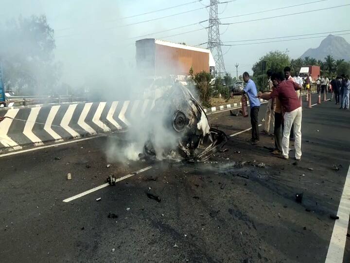 Dindigul: driver lost control and the car crashed into the retaining wall of the bridge. Four people  injured TNN வேடசந்தூர் அருகே  கார் பாலத்தின் தடுப்புச் சுவரில் மோதி விபத்து - 4 பேர் படுகாயம்