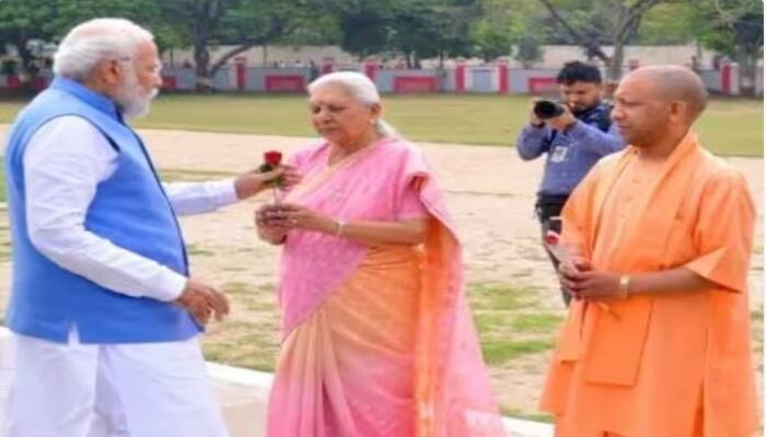 PM Modi Varanasi Visit : ਪ੍ਰਧਾਨ ਮੰਤਰੀ ਨਰਿੰਦਰ ਮੋਦੀ ਸ਼ੁੱਕਰਵਾਰ ਨੂੰ ਆਪਣੇ ਸੰਸਦੀ ਖੇਤਰ ਵਾਰਾਣਸੀ ਪਹੁੰਚੇ। ਇਸ ਦੌਰਾਨ ਯੂਪੀ ਦੇ ਰਾਜਪਾਲ ਆਨੰਦੀਬੇਨ ਪਟੇਲ ਅਤੇ ਮੁੱਖ ਮੰਤਰੀ ਯੋਗੀ ਆਦਿਤਿਆਨਾਥ ਨੇ ਉਨ੍ਹਾਂ ਦਾ ਸਵਾਗਤ ਕੀਤਾ।