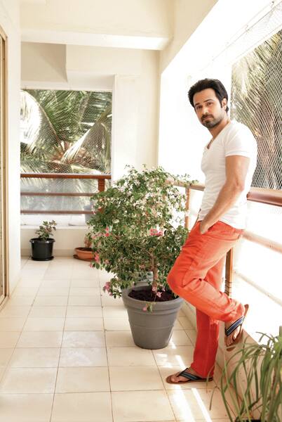 इसके अलावा एक्टर के घर की बालकनी भी काफी ज्यादा बड़ी है. जहां कई सारे अलग-अलग तरह के पौधे लगाए हैं.
