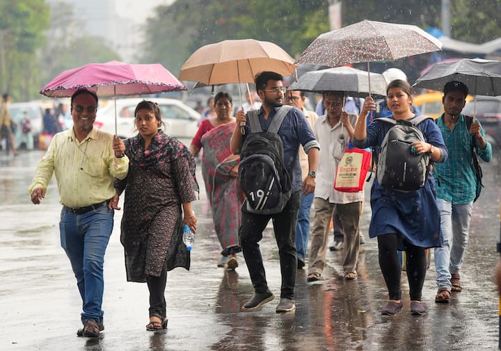 দক্ষিণবঙ্গের উপকূলে ঝড় ও বৃষ্টির সম্ভাবনা প্রবল। কলকাতা, উত্তর ও দক্ষিণ ২৪ পরগনা, পূর্ব মেদিনীপুরে সেই সম্ভাবনা বেশি।
