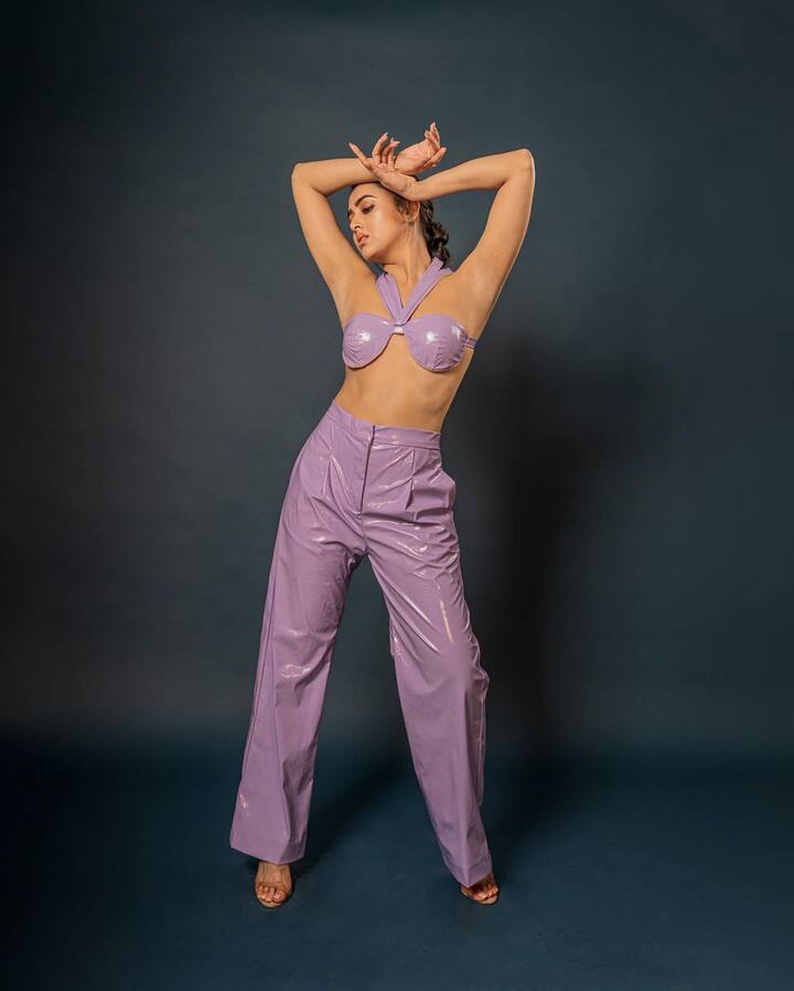 She also wore high heels to pair her outfit. (Image Source: Instagram)