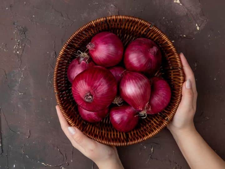 प्याज खाने से कम होगा कोलेस्ट्रॉल का लेवल! डायबिटीज के मरीजों के लिए भी है फायदेमंद, जानिए कैसे? Onion Health Benefits Eating Onions Can Help To Control Cholesterol Level प्याज खाने से कम होगा कोलेस्ट्रॉल का लेवल! डायबिटीज के मरीजों के लिए भी है फायदेमंद, जानिए कैसे?