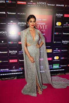 In Pics: अवॉर्ड शो में सिल्वर गाउन में अप्सरा सी खूबसूरत लगीं श्रिया सरन, एक्ट्रेस के लुक पर अटकी फैंस की निगाहें