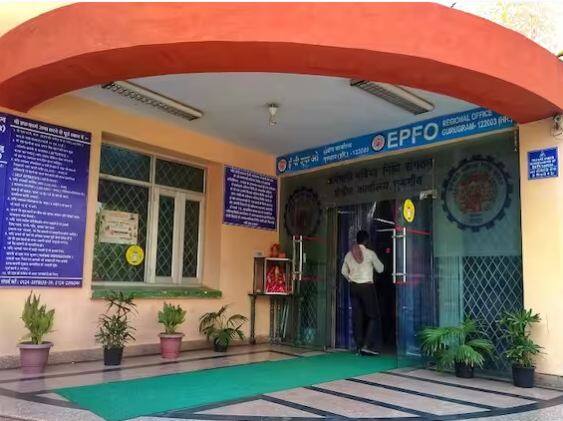 EPFO Withdrawal: ਕਰਮਚਾਰੀ ਭਵਿੱਖ ਨਿਧੀ ਸੰਗਠਨ ਦੇ ਦੇਸ਼ ਭਰ ਵਿੱਚ ਕਰੋੜਾਂ ਖਾਤਾ ਧਾਰਕ ਹਨ ਜੋ ਆਪਣੀ ਤਨਖਾਹ ਦਾ ਇੱਕ ਹਿੱਸਾ ਪੀਐਫ ਖਾਤੇ ਵਿੱਚ ਜਮ੍ਹਾਂ ਕਰਦੇ ਹਨ।