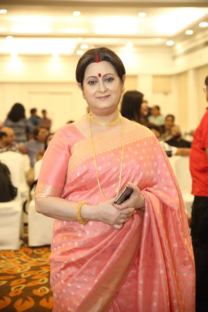 'আকরিক' ছবির পরিচালনার দায়িত্বে রয়েছেন তথাগত ভট্টাচার্য।