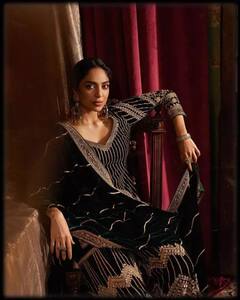 बहन की शादी में ऐसी साड़ी पहने पहुंची ये हीरोइन, दुल्हनिया की चमक भी पड़ी फीकी