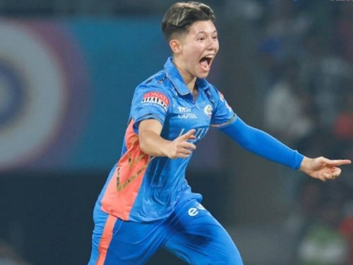 WPL 2023 Mumbai Indians Issy Wong registered First ever Hattrick of season against UP Warriorz Issy Wong Hattrick: मुंबई इंडियंस की खिलाड़ी ने WPL की पहली हैट्रिक लेकर रचा इतिहास, यूपी को 72 रनों से हराया