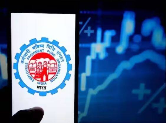 ਜੇ ਤੁਹਾਡੀ ਨੌਕਰੀ ਚਲੀ ਗਈ ਹੈ ਤਾਂ ਤੁਸੀਂ PF ਵਿੱਚ ਜਮ੍ਹਾ ਪੈਸੇ ਕਢਵਾ ਸਕਦੇ ਹੋ। ਇੱਕ ਮਹੀਨੇ ਤੱਕ ਨੌਕਰੀ ਨਾ ਮਿਲਣ ਦੀ ਸੂਰਤ ਵਿੱਚ ਖਾਤੇ ਵਿੱਚ ਜਮ੍ਹਾ ਰਾਸ਼ੀ ਦਾ 75 ਫੀਸਦੀ ਤੱਕ ਕਢਵਾਇਆ ਜਾ ਸਕਦਾ ਹੈ ਤੇ 2 ਮਹੀਨੇ ਪੂਰੇ ਹੋਣ 'ਤੇ 100% ਰਕਮ ਕਢਵਾਈ ਜਾ ਸਕਦੀ ਹੈ।