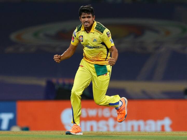 श्रीलंका ऑफ स्पिन महेश तीक्षणा बीते साल सीएसके का हिस्सा थे. वह टीम के सफल गेंदबाजों में शामिल रहे. आईपीएल 2022 में उन्होंने 12 विकेट चटकाए थे. उनकी ऑफ स्पिन बॉलिंग खेलने में बल्लेबाजों को दिक्कत होती है. तीक्षणा आईपीएल 2023 में अपनी टीम के लिए मैच विनर हो सकते हैं.