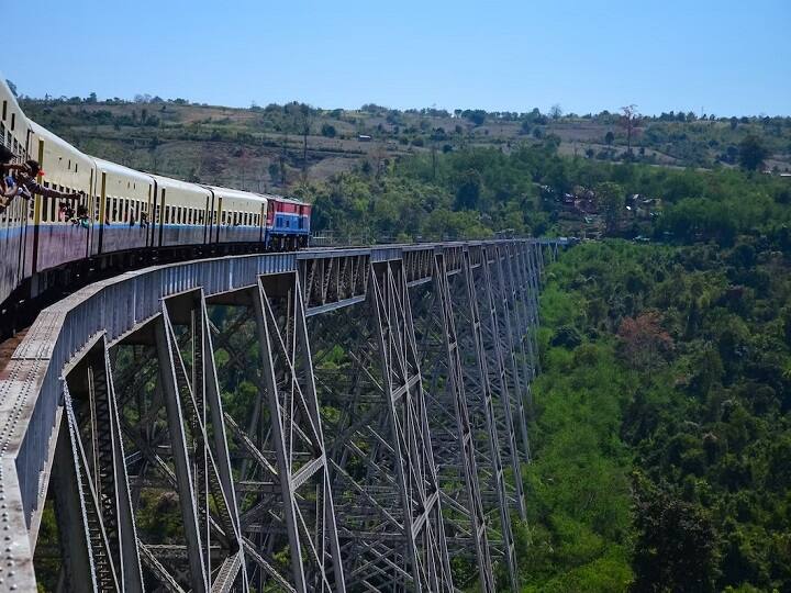 ऊटी को एक प्रमुख टूरिस्ट स्थल माना जाता है. हर साल लाखों की संख्या में सैलानी यहां आते हैं. यह ट्रेन सैलानियों के बीच एक मुख्य आकर्षण का केंद्र बनी रहती है.