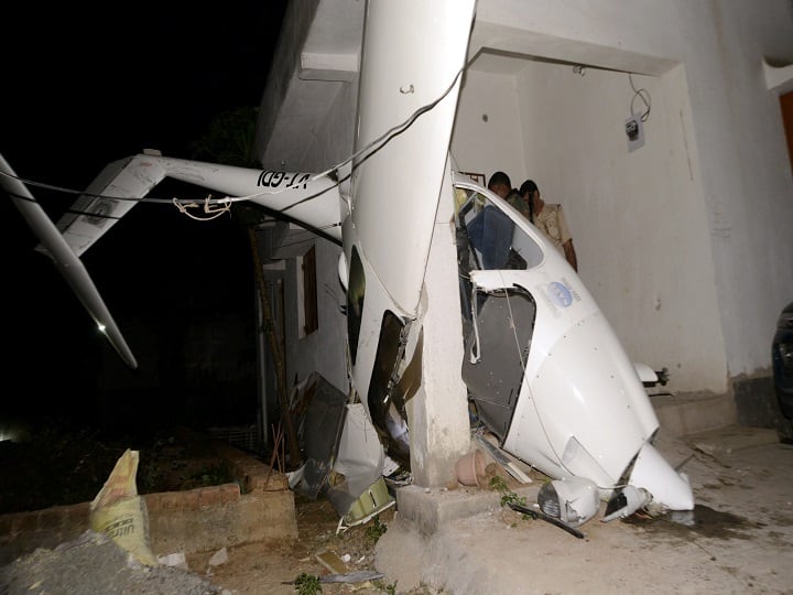 Jharkhand Dhanbad glider aircraft crashed into wall of house pilot and child sustained grave injure Watch Plane Crash: हवा में उड़ान भरने के 1 मिनट बाद ही घर से टकराया प्लेन, बाल-बाल बचे खेल रहे बच्चे, हादसे का खौफनाक वीडियो वायरल