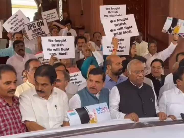 Democracy In Danger Opposition MPs March against Rahul Gandhi's sentencing Adani issue Democracy In Danger: విజయ్ చౌక్ వద్ద ప్రతిపక్షాల ర్యాలీ, అదానీ అంశంపై కమిటీ వేయాలని డిమాండ్