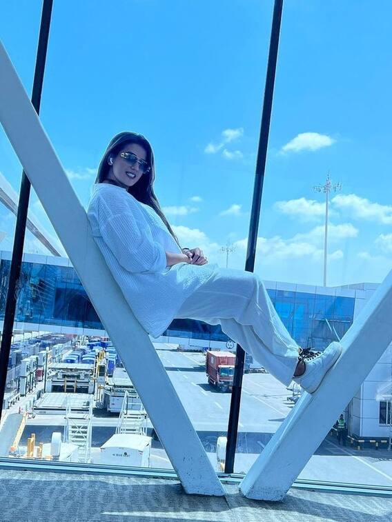 अक्षरा सिंह ने व्हाइट आउटफिट में दिखाया स्वैग