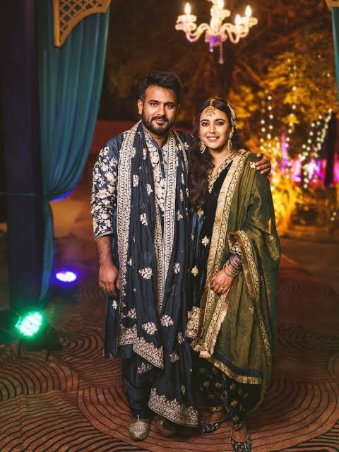 इसी के साथ-साथ आपको बता दें कि स्वरा भास्कर बाद में फहद अहमद के साथ में बरेली के बहेड़ा पहुंची. जानकारी के लिए आपको बता दें कि बरेली की बहू बन चुके स्वरा भास्कर का काफी जोरों शोरों से उनके ससुराल वालों ने स्वागत किया.