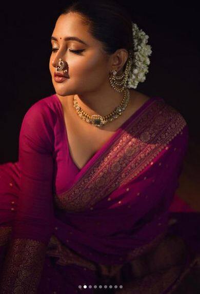 ਅਭਿਨੇਤਰੀ ਰਸ਼ਮੀ ਦੇਸਾਈ ਨੇ ਡੀਪਨੇਕ ਬਲਾਊਜ਼ 'ਚ ਆਪਣੀ ਖੂਬਸੂਰਤੀ ਨਾਲ ਪ੍ਰਸ਼ੰਸਕਾਂ ਦਾ ਮਨ ਮੋਹ ਲਿਆ ਹੈ।