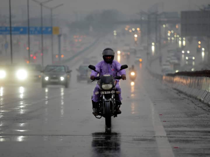 Weather Delhi rained again on Friday know forecast of 25 March Saturday Delhi Weather Update: दिल्ली-एनसीआर में फिर हुई बारिश, ठंकड का एहसास, जानें- शनिवार को कैसा रहेगा मौसम?
