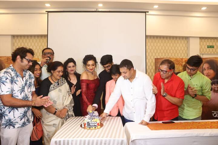 এবছর কলকাতা চলচ্চিত্র উৎসবে দেখানো হয়েছিল ঋতুপর্ণা সেনগুপ্ত, ভিক্টর বন্দ্যোপাধ্যায় অভিনীত 'আকরিক' ছবিটি।