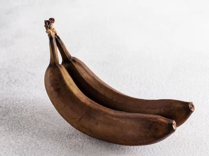 Banana Health Benefits Don Not Throw Overripe Banana Know Its Advantages केले के छिलके हो गए काले, तो भी इन्हें घर से ना निकाले! इन्हें खाने से दूर होगा कैंसर का खतरा, मिलेंगे ये 5 फायदे