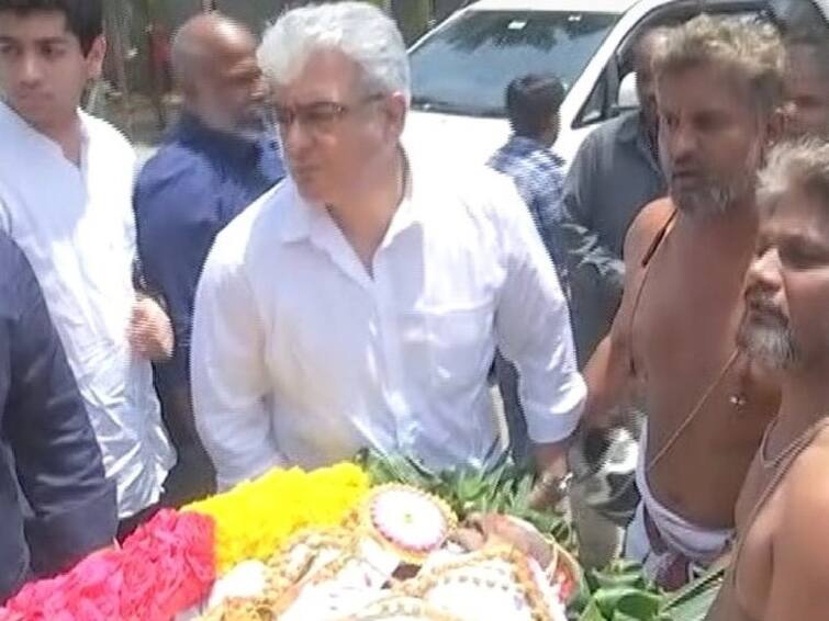 Actor Ajith father: Actor Ajith attended his father's funeral with his family Actor Ajith father: தந்தையின் இறுதிச் சடங்கில் கலந்து கொண்ட நடிகர் அஜித்..!