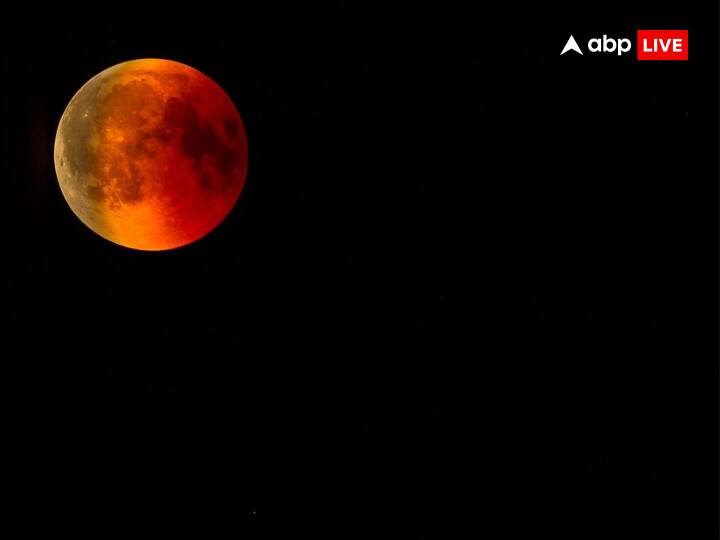 ग्रहण एक बहुत महत्वपूर्ण घटना मानी जाती है. साल 2023 में कुल 4 ग्रहण लगेंगे. जिसमें 2 सूर्य ग्रहण और 2 चंद्र ग्रहण होंगे. साल 2023 का पहला ग्रहण सूर्य ग्रहण होगा, लेकिन वो भारत में नहीं दिखाई देगा. पहला सूर्य ग्रहण 20 अप्रैल 2023, गुरुवार के दिन लगेगा.