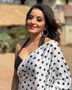 Monalisa : पोल्का डॉट साडी अन् बॅकलेस ब्लाऊज... चाळीशीतल्या मोनालिसाच्या मादक अदा