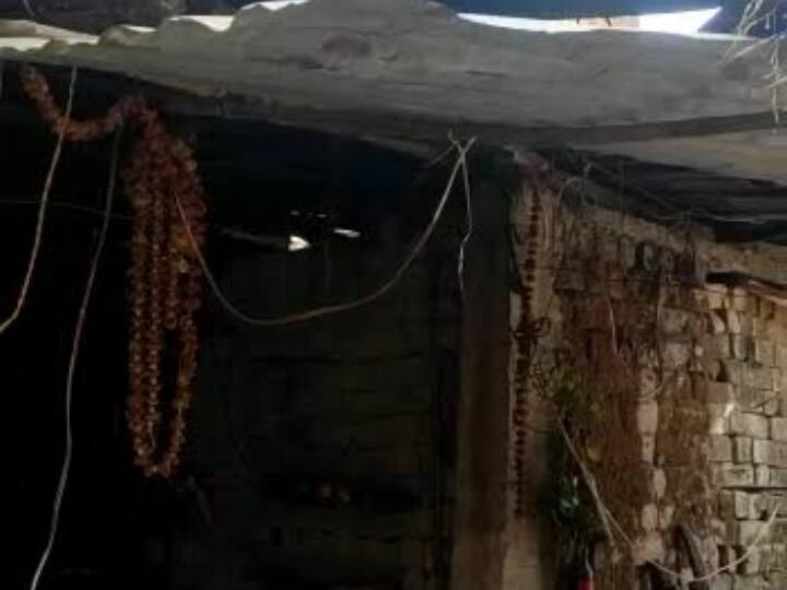 इधर इस पूरे घटना क्रम का कई लोगों ने वीडियो भी बनाया है. कुछ लोग सीसीटीवी फ़ुटेज के वीडियो भी सोशल मीडिया में वायरल कर रहे हैं. स्थानिय लोगों के मुताबिक़ इस बार के भूकंप के झटके पिछले कई साल पहले आए भूकंप से काफी तेज महशूश किए गए हैं. साथ ही भूकंप के साथ एक तेज आवाज भी सुनी गई है. इसको लेकर लोग काफी भयभीत हैं.